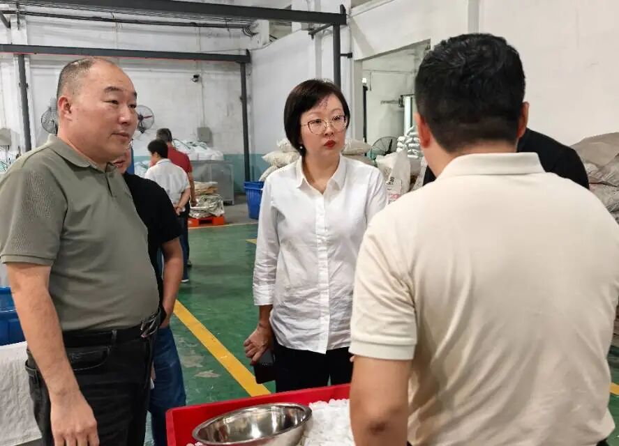 调研组深入源清净水材料生产车间了解生产工艺